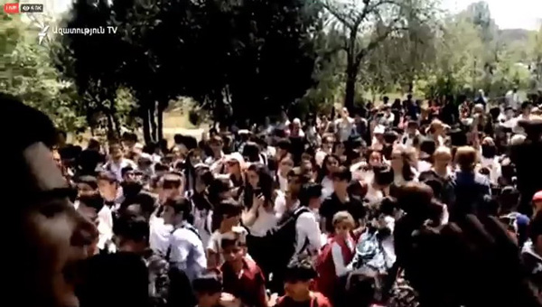 «Азизян – уходи!»: учащиеся школы № 11 требуют отставки директора