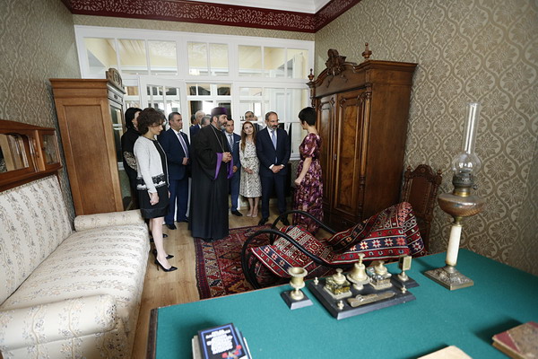 Никол Пашинян посетил научно-культурный центр «Дом Ованеса Туманяна» в Тбилиси