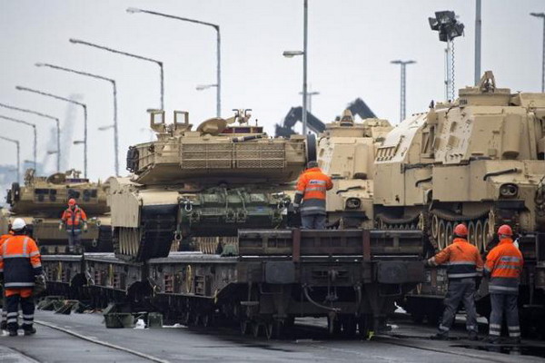 Бронетехника 1-ой танковой бригады США для защиты Восточной Европы прибыла в Антверпен