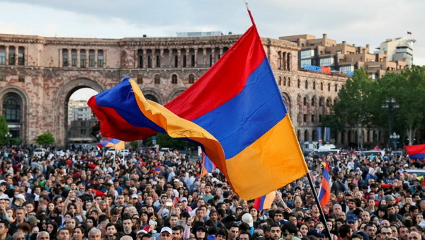 RFI. 10 причин не называть «бархатную революцию» в Армении «майданом»