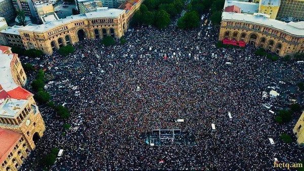 LIVE. Армения в ожидании: митинг в белых рубашках и выборы премьера