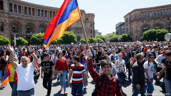 Почему Россия — (пока) не Армения: комментарий на Deutsche Welle