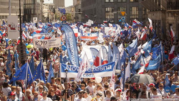 Тысячи поляков вышли на митинг протеста в Варшаве