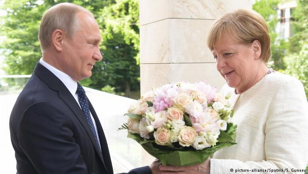 DW. Меркель у Путина в Сочи: с цветами, но без конкретных результатов