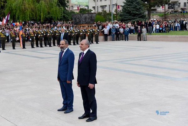 Никол Пашинян и Бако Саакян почтили память павших в Мемориале Степанакерта и посетили Шуши