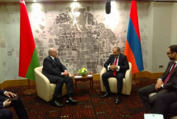 Никол Пашинян встретился с президентом Беларуси в Сочи