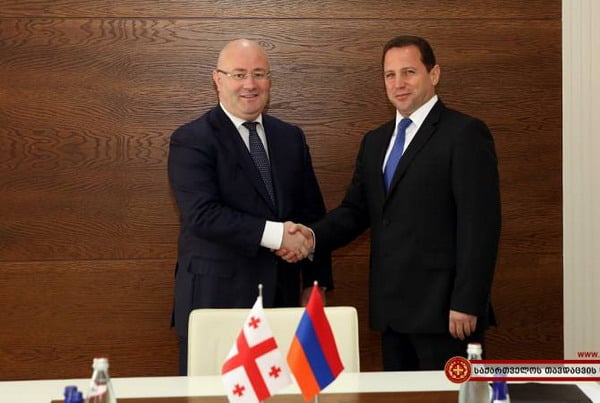 Главы МО Армении и Грузии обсудили отношения двух стран в сфере обороны