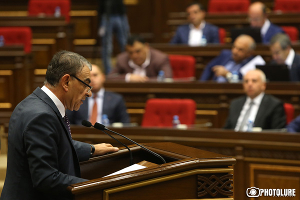 В парламенте Армении поздравили новых депутатов