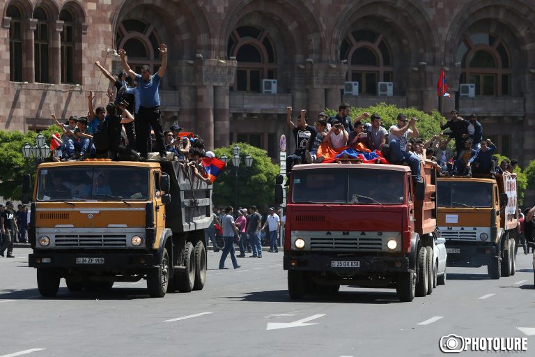 Демонстранты на грузовиках разместились напротив входа в Национальное Собрание