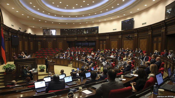 Три депутата отсутствуют на специальном заседании парламента Армении
