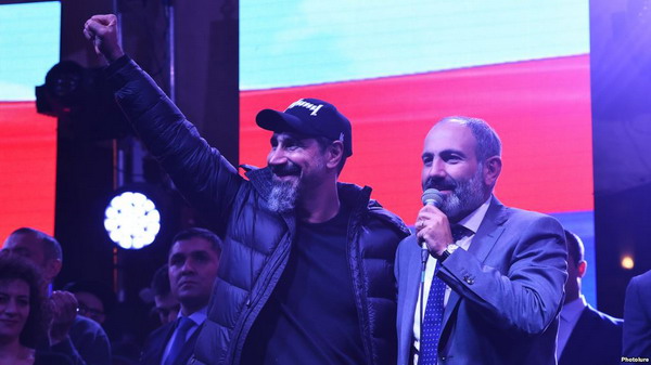 Никол Пашинян и Серж Танкян выступили перед собравшимися на Площади Республики в Ереване