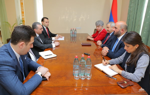 В парламенте Арцаха приняли министра иностранных дел Армении