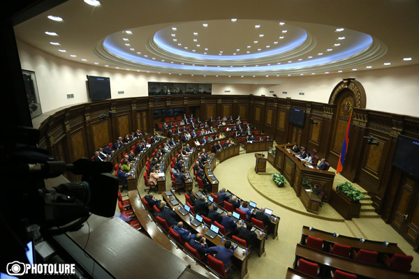 Отсутствующие на заседании парламента депутаты не оставили избирательных конвертов