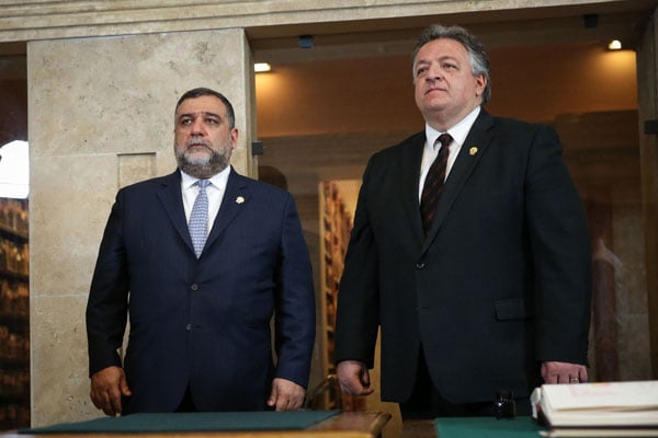Рубен Варданян и Нубар Афеян поздравляют Никола Пашиняна с избранием на пост премьер-министра Армении