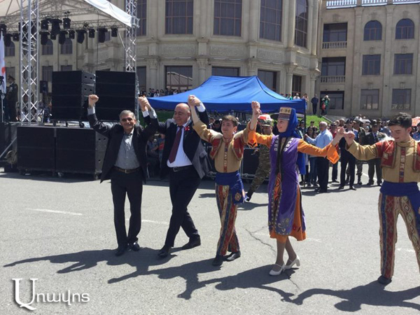 Кадр дня: праздничный танец мэра Самвела Баласаняна на площади Вардананц в Гюмри