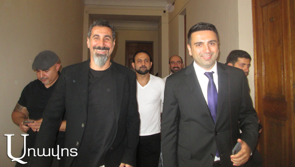 В парламенте находился Серж Танкян: он еще в 2015 году понимал, что эти улыбки и энергия будут генерироваться в позитив