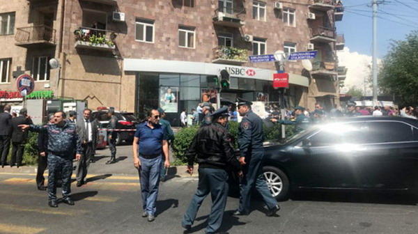 Вооруженное нападение на филиал банка HSBC в Ереване: один погибший, нападавший обезврежен — Полиция