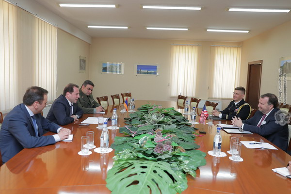 Давид Тоноян и Ричард Миллс обсудили вопросы оборонного сотрудничества Армения-США и региональной безопасности