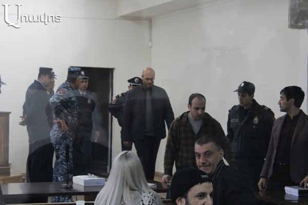В полночь членов «Сасна црер» вывезли из здания суда: «Господин Пашинян, ты спишь» — видео