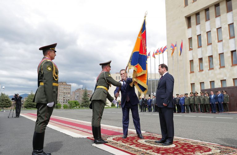 Виген Саргсян передал Давиду Тонояну боевое знамя министра обороны Армении: фото