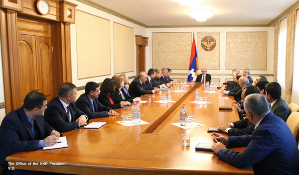 Бако Саакян с членами правительства Арцаха обсудил внутриполитическую ситуацию