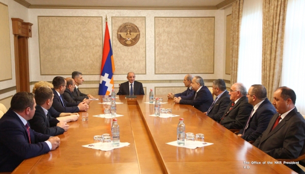 Бако Саакян с представителями партий «Дашнакцутюн», ДПА и «Азат Айреник» обсудил внутриполитическую ситуацию в Арцахе