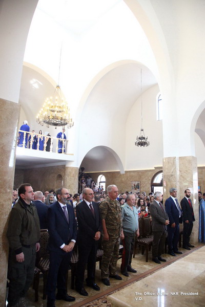 Бако Саакян и Никол Пашинян приняли участие в церемонии открытия новой церкви в городе Чартар в Арцахе