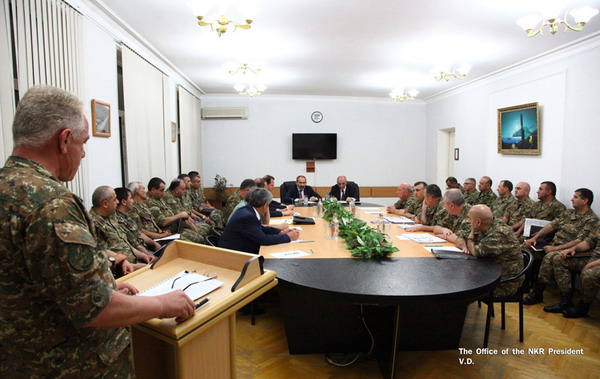 Бако Саакян и Никол Пашинян провели совещание в МО Арцаха