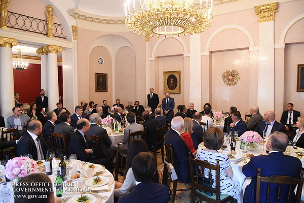 Премьер-министр в Москве провел рабочий обед с представителями армянской общины