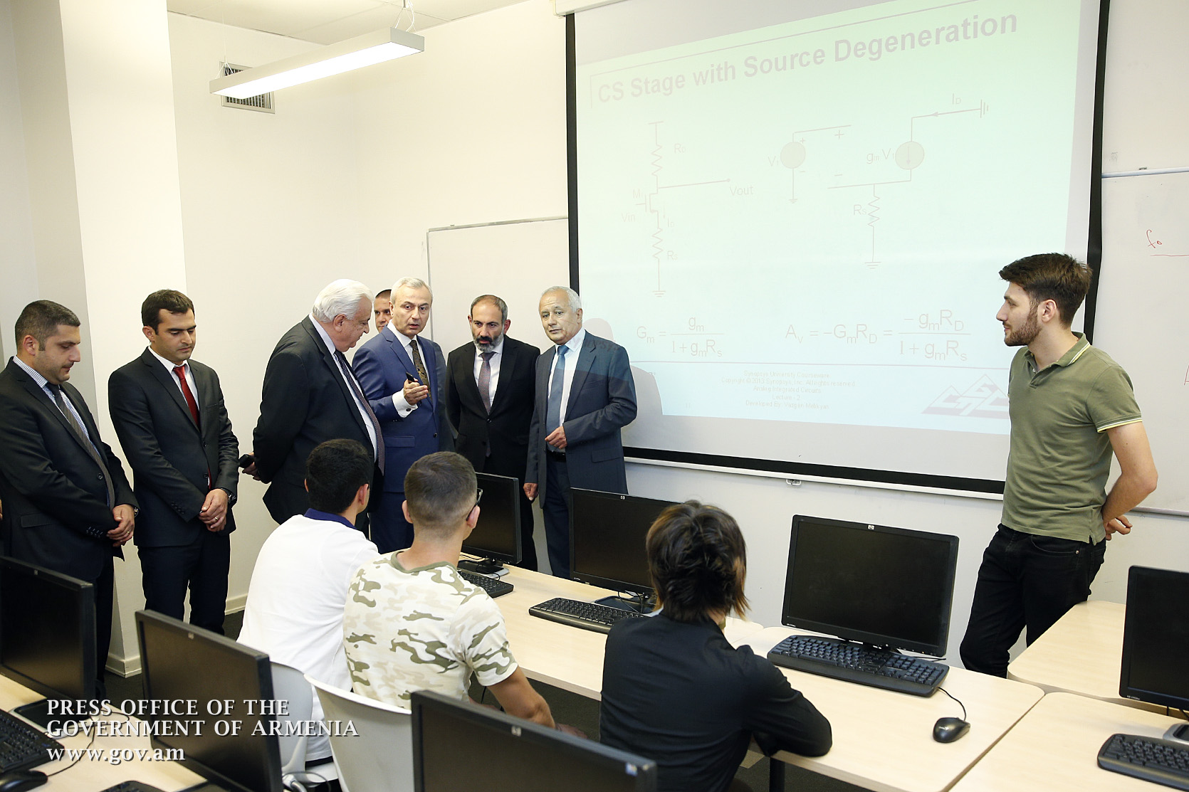 Премьер-министр ознакомился с деятельностью компании “Синопсис Армения” и коснулся решения о накопительной пенсионной системе