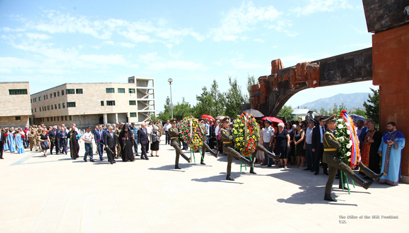 Бако Саакян посетил Степанакертский мемориальный комплекс