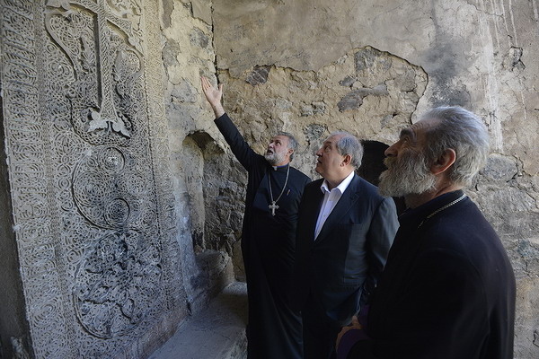 Президент Армен Саргсян в Арцахе побывал в древнем монастыре Дадиванк и пообщался с туристами: фото