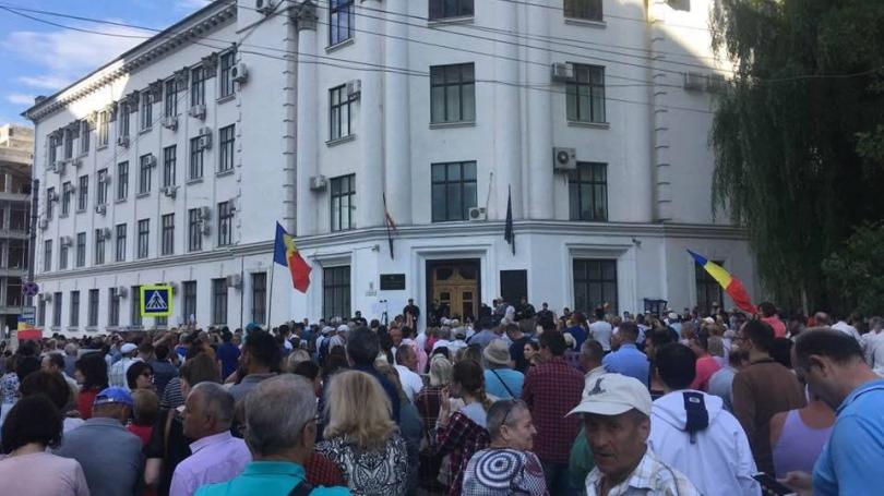 У мэрии Кишинева – протест против аннулированных выборов, люди заблокировали вход