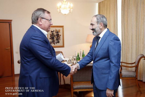 Никол Пашинян в Москве встретился с президентом-председателем Совета Банка ВТБ Андреем Костиным