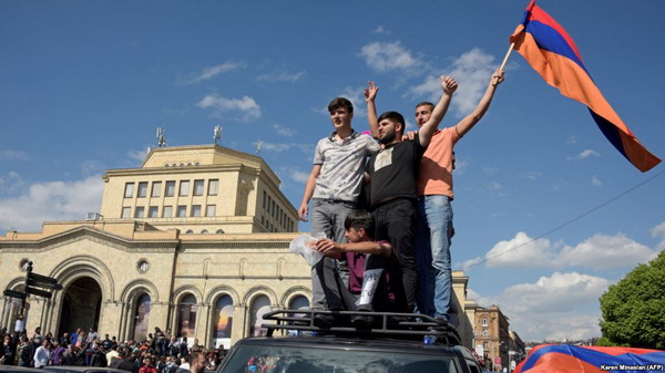 Лишь 14% осведомленных об акциях протеста в Армении россиян относятся к этим событиям с уважением, 10% — с симпатией