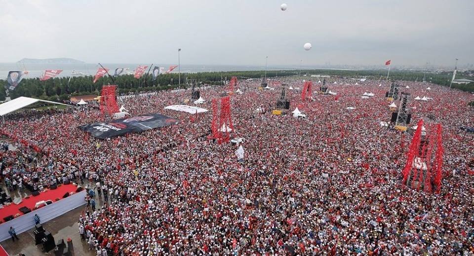 Миллионы людей вышли на митинг главного оппонента Эрдогана в Стамбуле