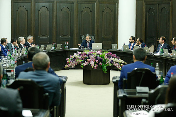 Министр Араик Арутюнян не считает, что АРФД покинет правительство, а Никол Пашинян отреагировал резко