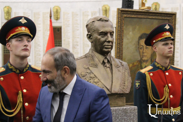 Никол Пашинян от имени Армении открыл в Москве бюст маршала Бабаджаняна: фото