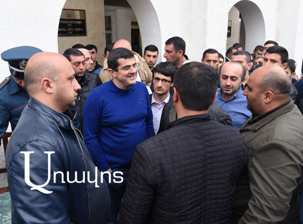 Госминистр Арцаха Араик Арутюнян встретился с демонстрантами: достигнуты окончательные договоренности