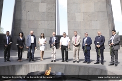 Французские парламентарии воздали дань уважения в Цицернакабердском мемориале