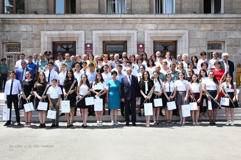 B резиденции Президента Республики Арцах состоялась торжественная церемония награждения учащихся школ Арцаха
