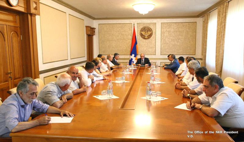 Бако Саакян начал серию встреч по внутри- и внешнеполитическим вопросам с представителями политических, общественных кругов республики