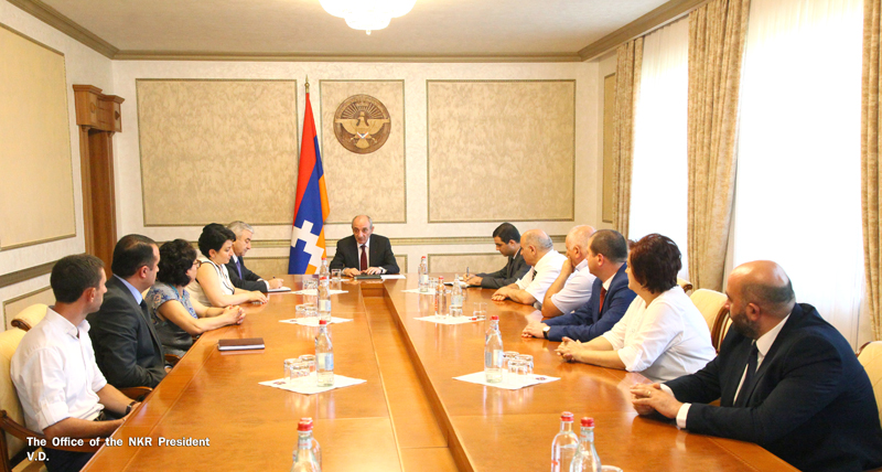 Бако Саакян принял группу членов Демократической партии Арцаха во главе с лидером партии Ашотом Гуляном.