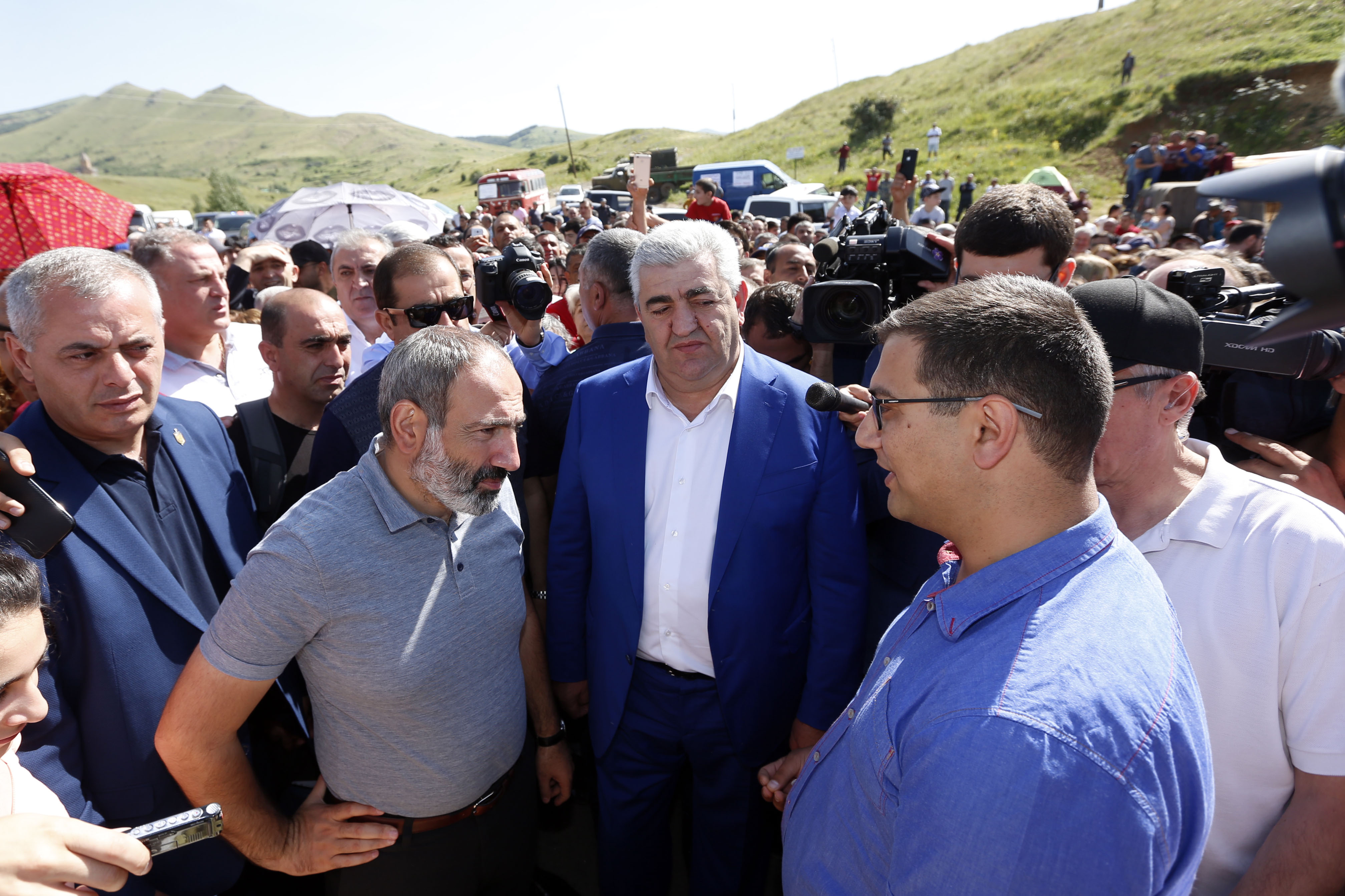 Премьер-министр встретился с протестующими против эксплуатации рудника Амулсара гражданами и представителями компании “Lydian Armenia”