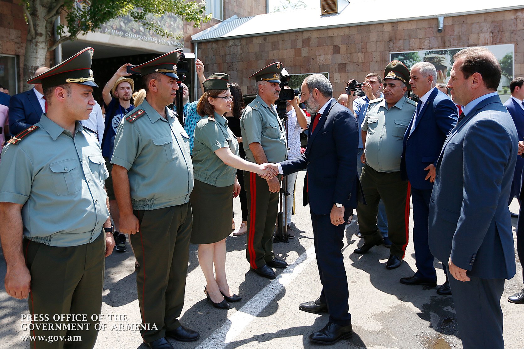 Премьер-министр ознакомился с проведением призыва и пожелал новобранцам хорошей службы