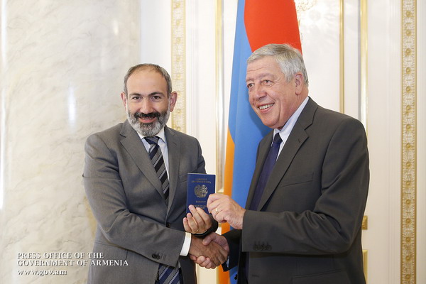 Никол Пашинян вручил паспорт гражданина Армении французскому политику Франсуа Рошблуану