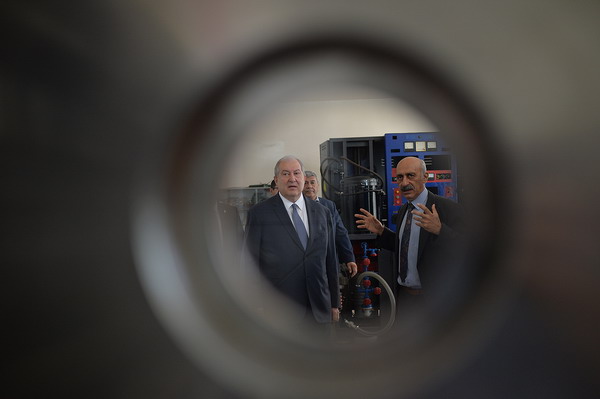 Стать страной с современными технологиями: президент Армен Саргсян посетил Институт синхротронных исследований «КЕНДЛ»