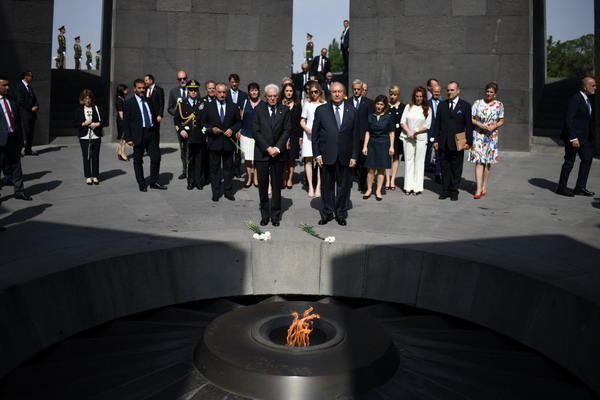 Президент Италии посетил Цицернакаберд и почтил память жертв Геноцида армян