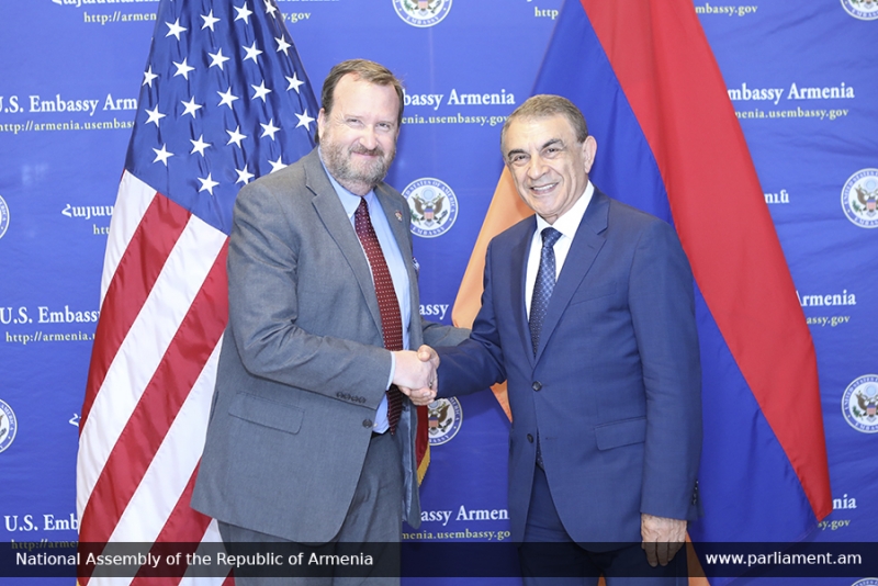 А.Баблоян посетил Посольство США в РА в связи с Днем Независимости США