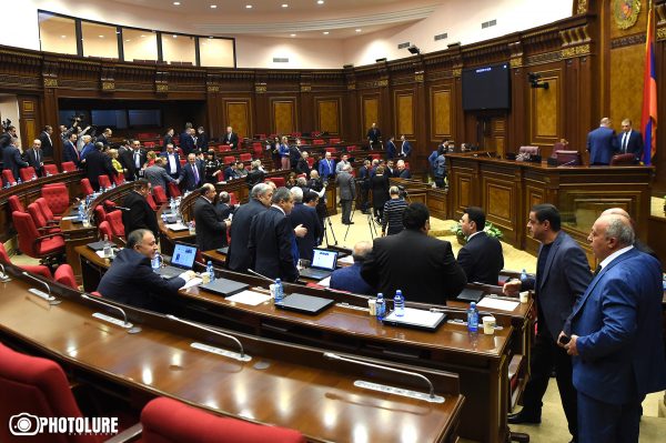 Парламент одобрил «административную амнистию»: против нее выступил только Мигран Погосян